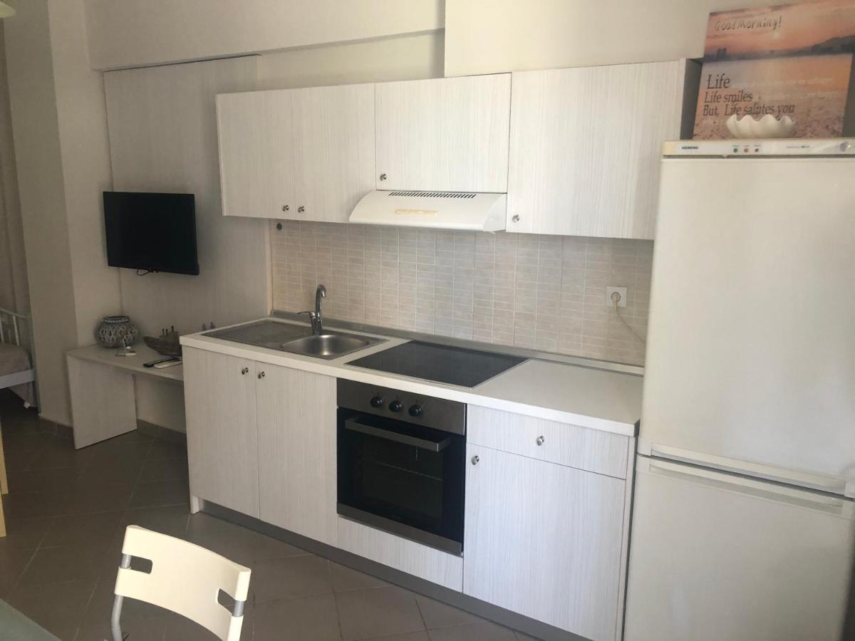 Makis Apartments Touzla Ofrinion Bagian luar foto