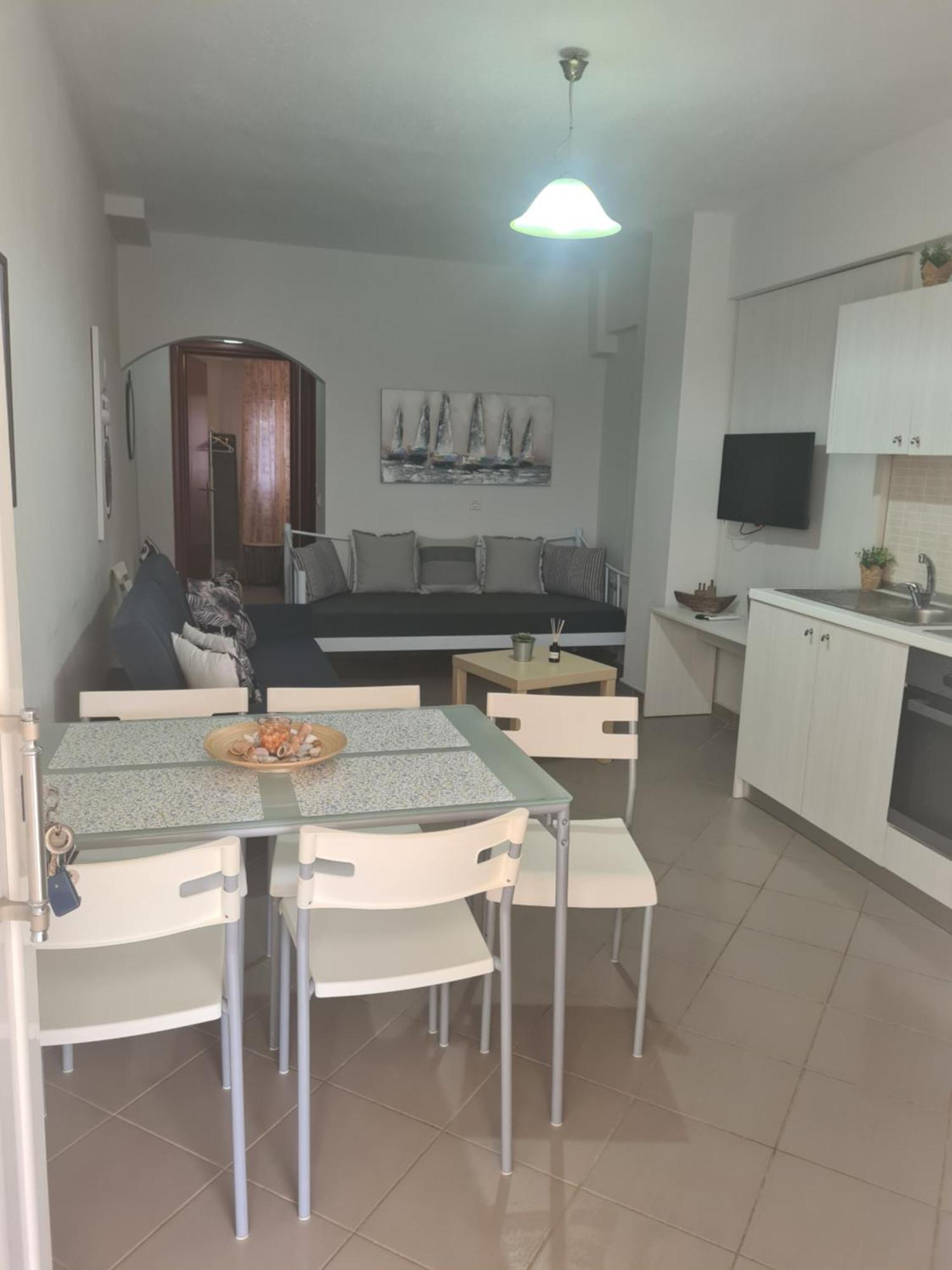 Makis Apartments Touzla Ofrinion Bagian luar foto